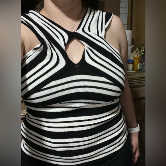 Arden B. Gently used top. Soft and Stretchy material. Large - Picture 4 of 5